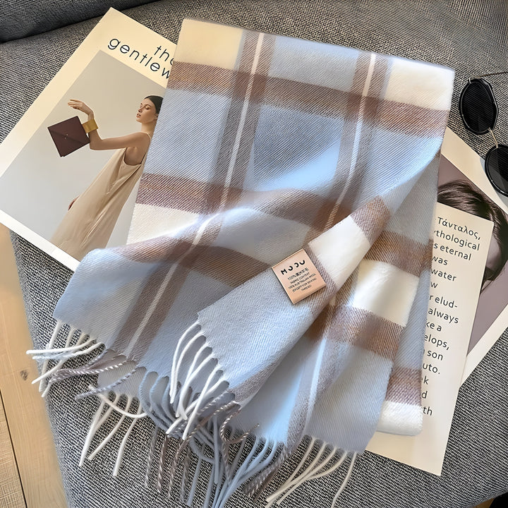 Britischer Karomuster-Schal für Damen. Hält im Winter kuschelig warm und ist ein modisches Highlight.