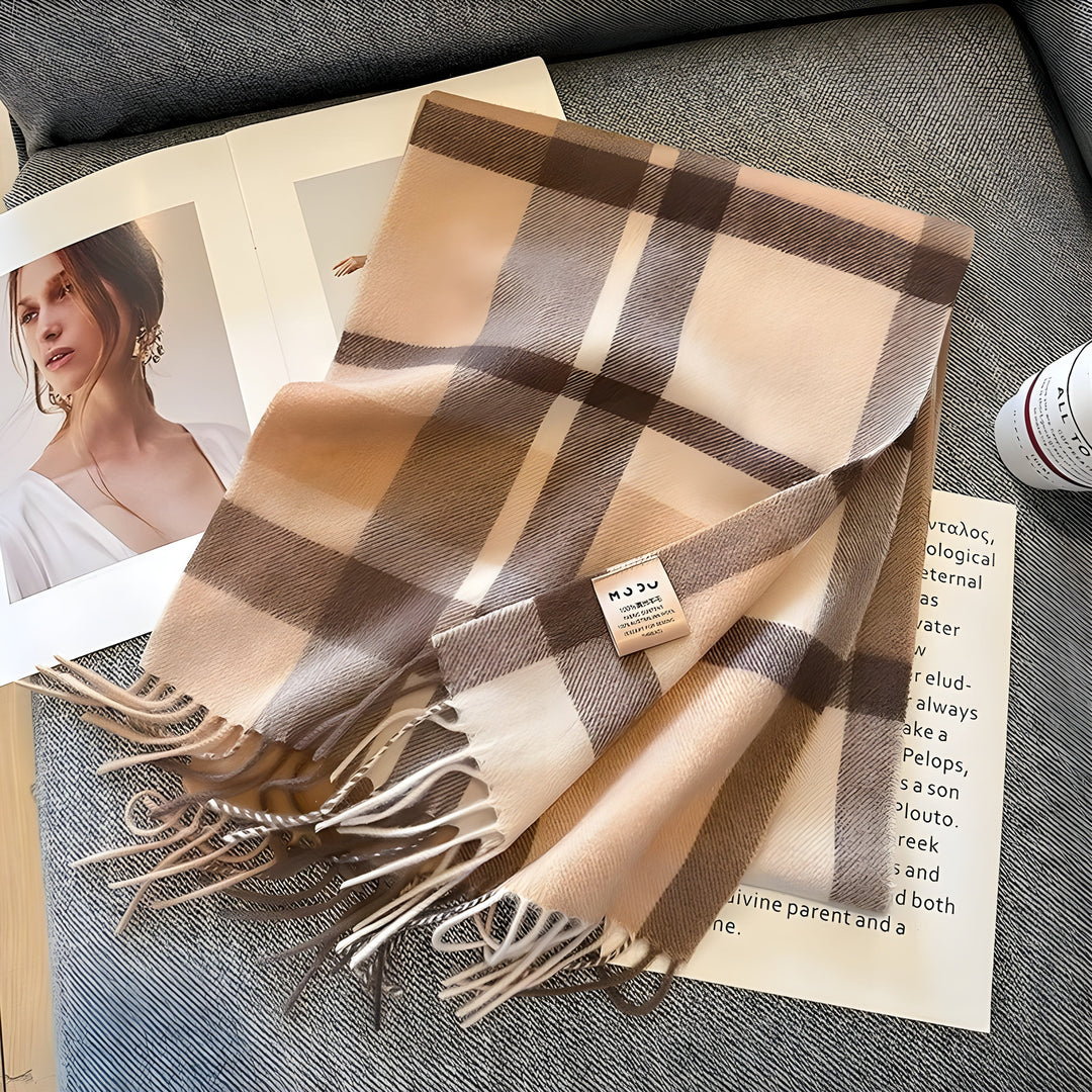 Damen Herbst- und Winterschal mit klassischem Karomuster. Elegant, warm und ein tolles Geschenk.