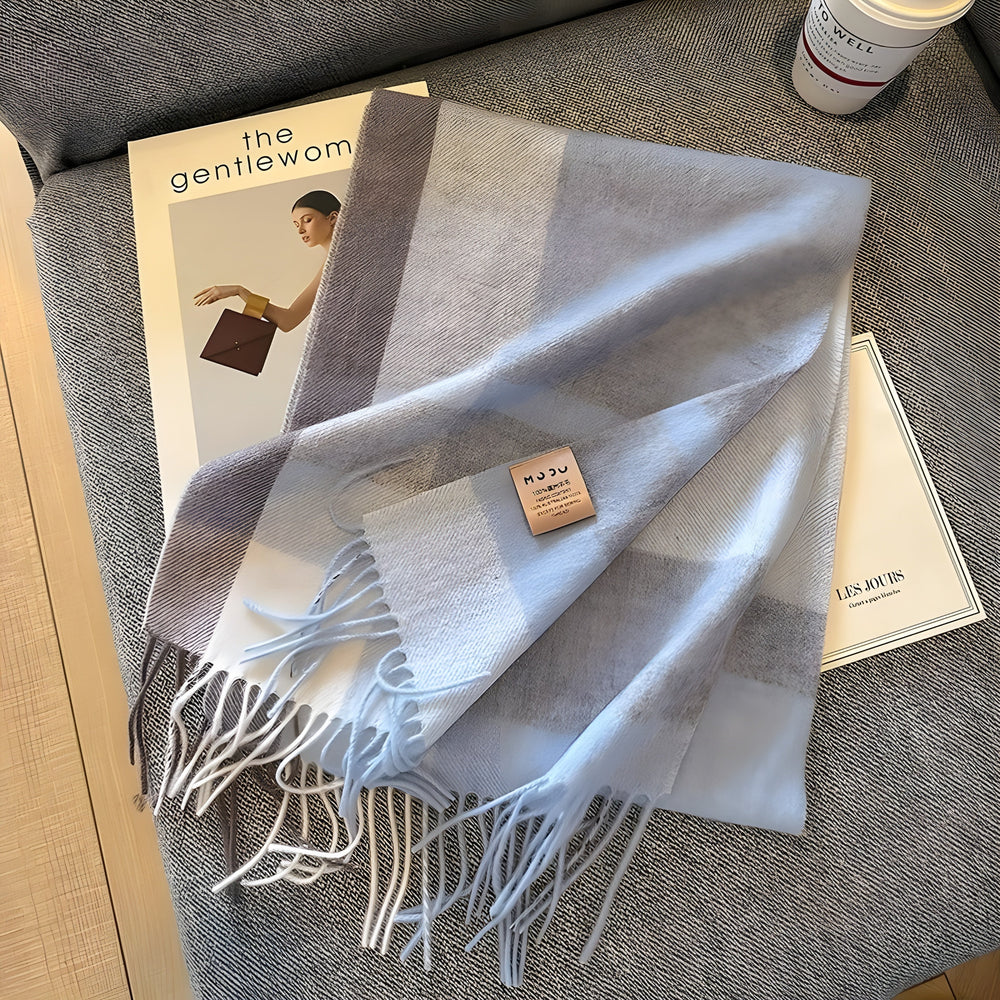 Stylischer Damen Schal mit schottischem Karomuster, ideal für kalte Wintertage. Weich und wärmend.