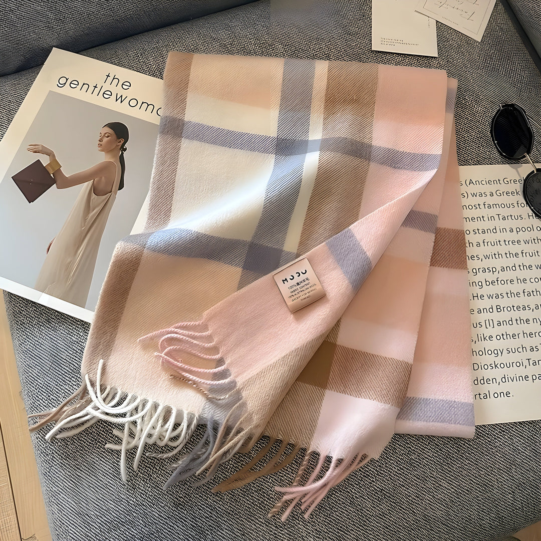 Stylischer Damen Winterschal mit Karomuster. Ein vielseitiges Accessoire für kalte Tage und schicke Looks.