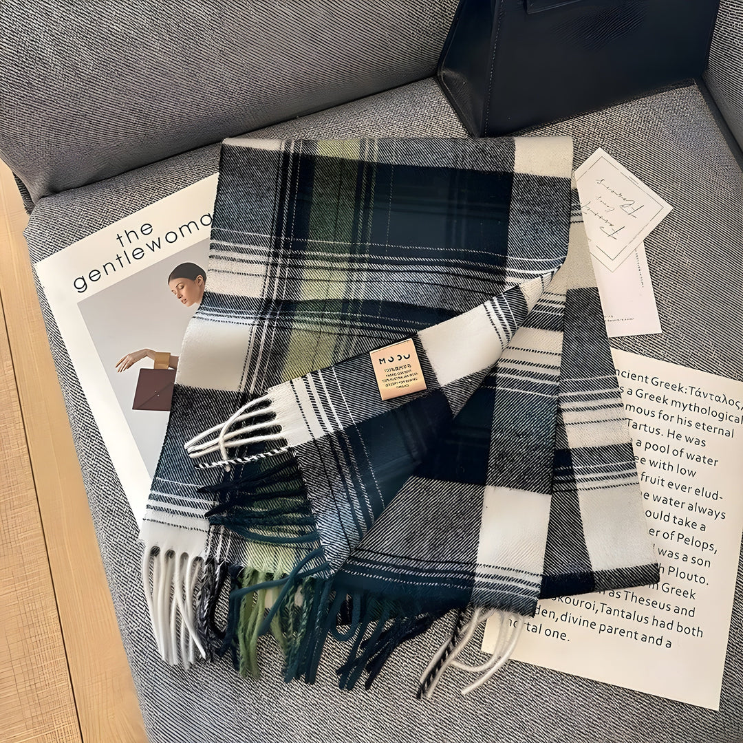 Weicher Damen Winterschal mit stilvollem Karomuster. Ein warmes und elegantes Mode-Accessoire für Damen.