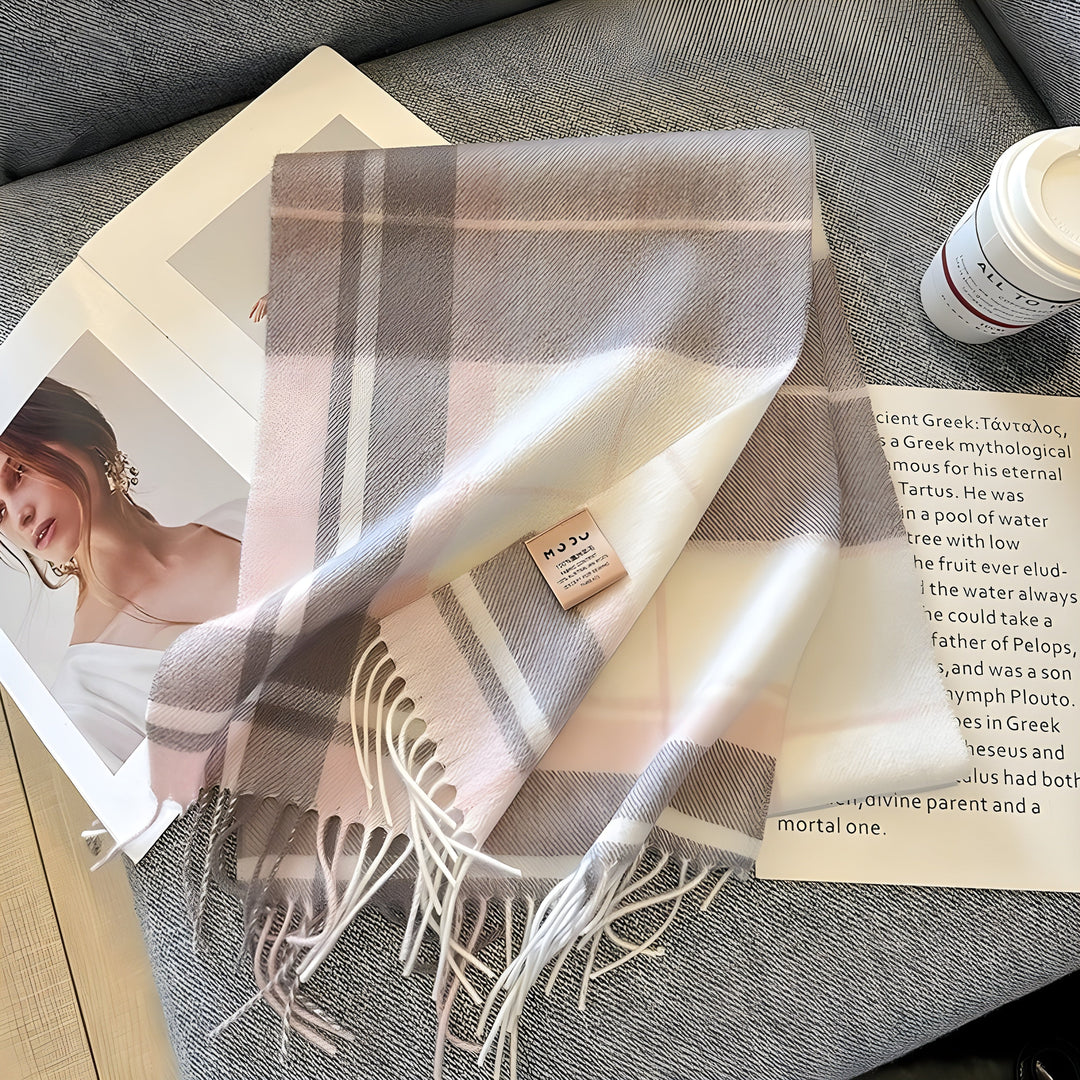 Britisches Karomuster auf diesem warmen Damen Winterschal. Perfekt für Herbstmode und als Geschenkidee.