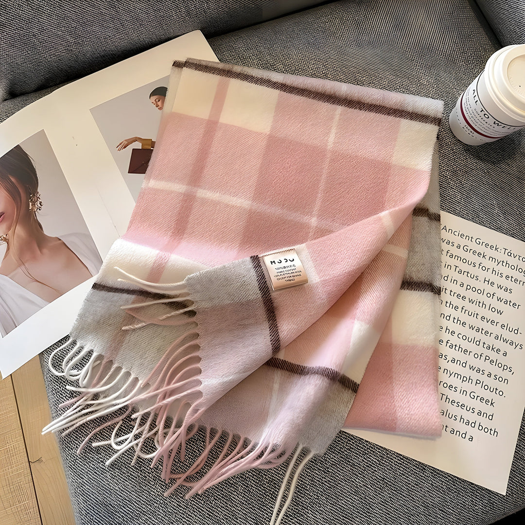 Gemütlicher Damen Winterschal mit britischem Karomuster. Das ideale Accessoire gegen Kälte in Herbst & Winter.