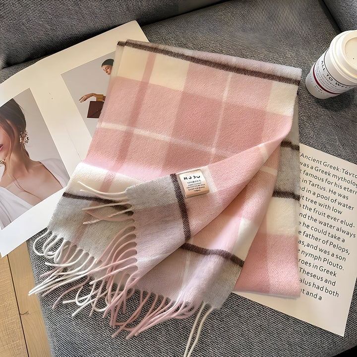Gemütlicher Damen Winterschal mit britischem Karomuster. Das ideale Accessoire gegen Kälte in Herbst & Winter.