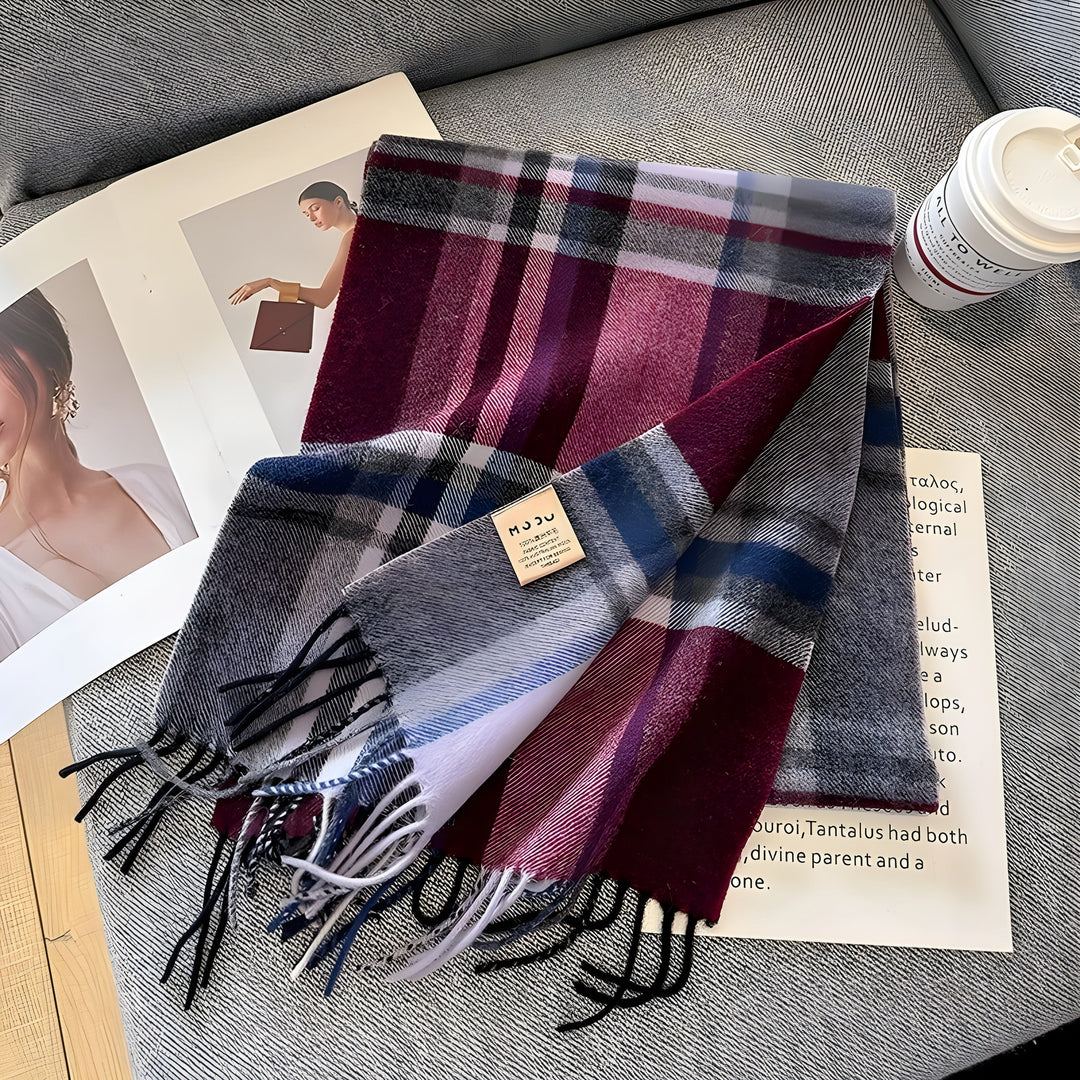 Warmer Damen Schal im eleganten Karomuster. Stilvolles Herbst- und Winter-Accessoire für Frauen.