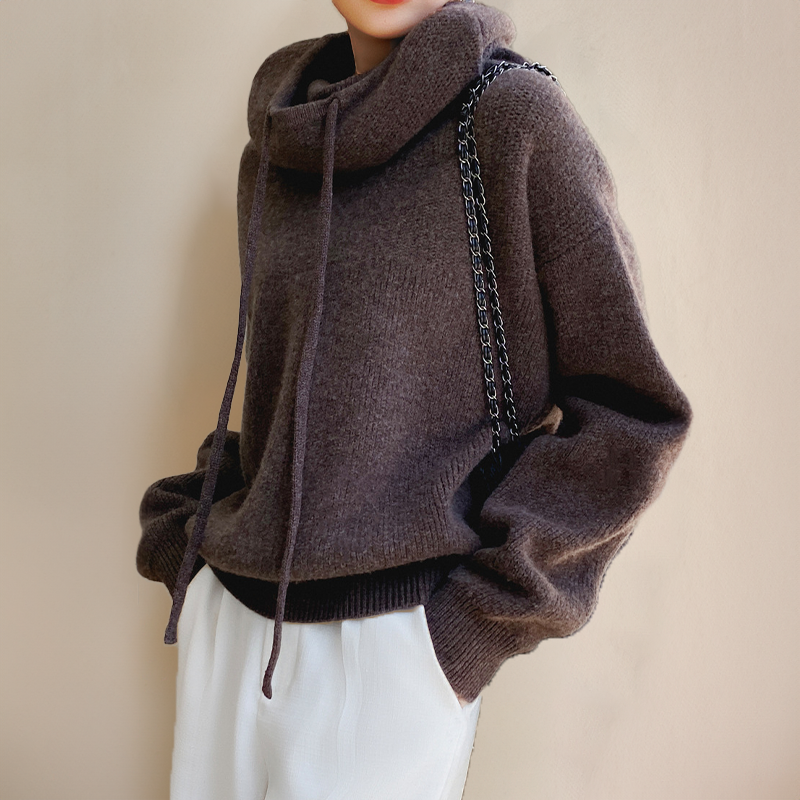 Weicher Strickpullover für Damen. Komfortabler, eleganter Pullover mit hohem Kragen, perfekte Winter-Outfits.