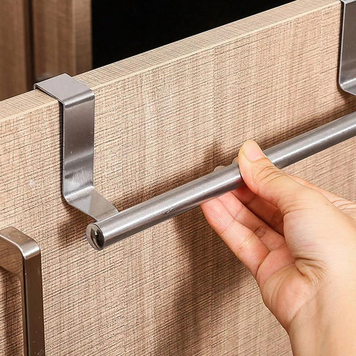 Vielseitiger Edelstahl Handtuchhalter, der einfach über jede Schranktür passt. Detailaufnahme der hochwertigen Verarbeitung.