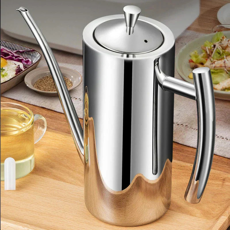 Moderner Küchen-Ölbehälter aus Edelstahl mit feinem Ausgießer. Perfekt zum Kochen und Servieren von Öl.