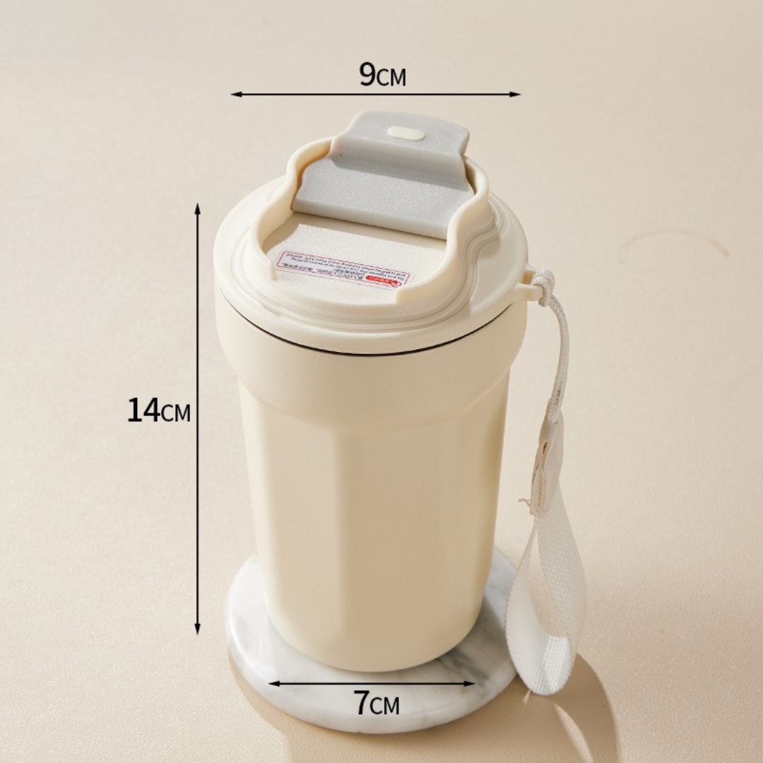Robuster Edelstahlbecher 450ml, mit integrierter LED-Anzeige, ideal für Sport und Büro.