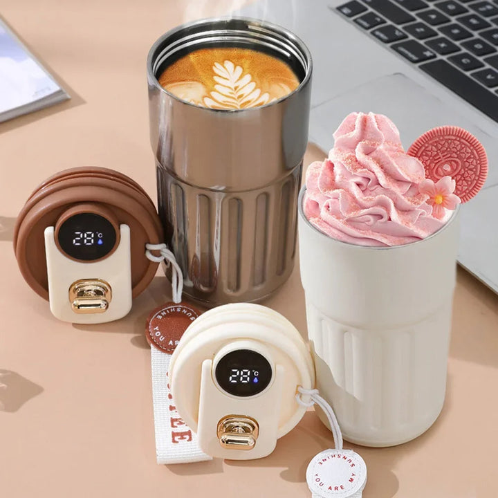 Robuster Reisebecher aus Edelstahl, 450ml, mit integrierter LED Temperaturanzeige.
