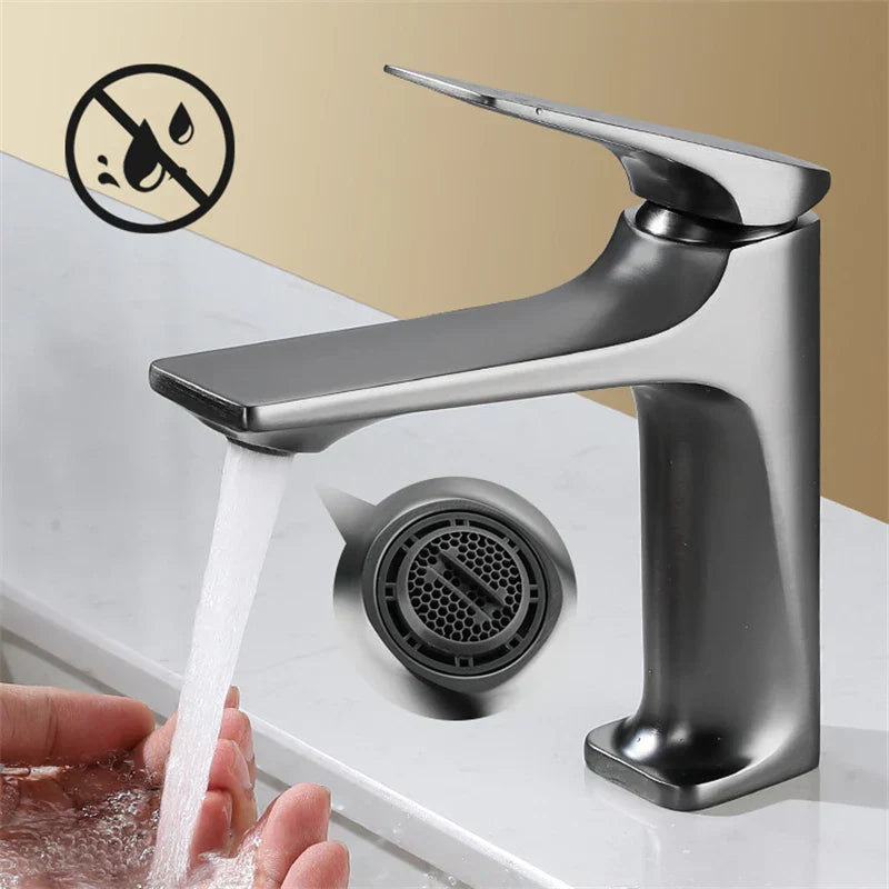 Stylischer Badezimmer-Wasserhahn aus Metall mit Einhebel. Perfekte Armatur für jedes Waschbecken.
