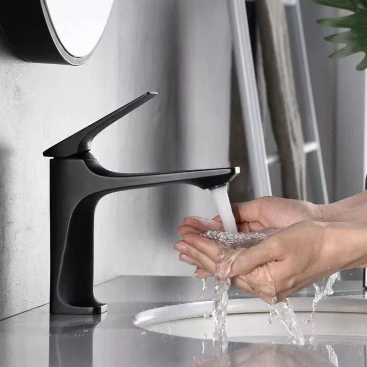 Klassisch-moderner Wasserhahn für Ihr Badezimmer. Sanitär-Armatur mit Einhebel-Bedienung am Waschbecken.