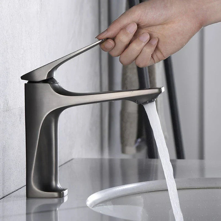 Metallischer Badezimmer-Wasserhahn mit Einhebel. Robuste und elegante Waschtisch-Armatur für Bad.