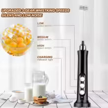 Kabelloser USB-Milchaufschäumer in Aktion, perfekt für cremigen Schaum für Latte Macchiato und Cappuccino zu Hause.