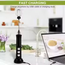 Elektrischer Milchaufschäumer bereitet cremigen Milchschaum für eine Tasse Kaffee; ideal für Barista-Qualität.