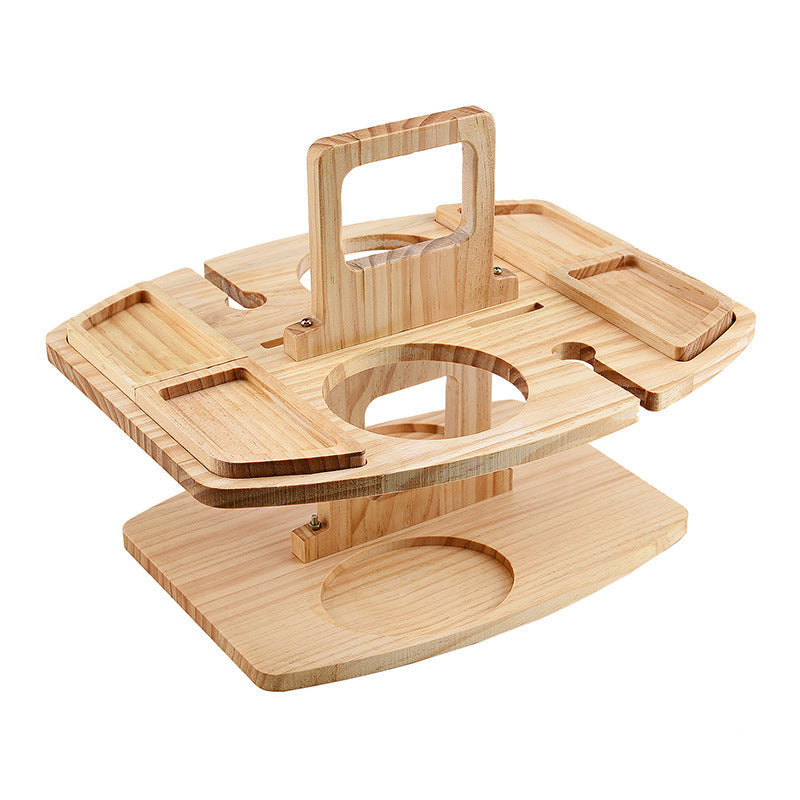 Kompakter Holzoptik-Picknicktisch mit Weinglashaltern. Ideal für romantische Abende im Garten oder unterwegs.