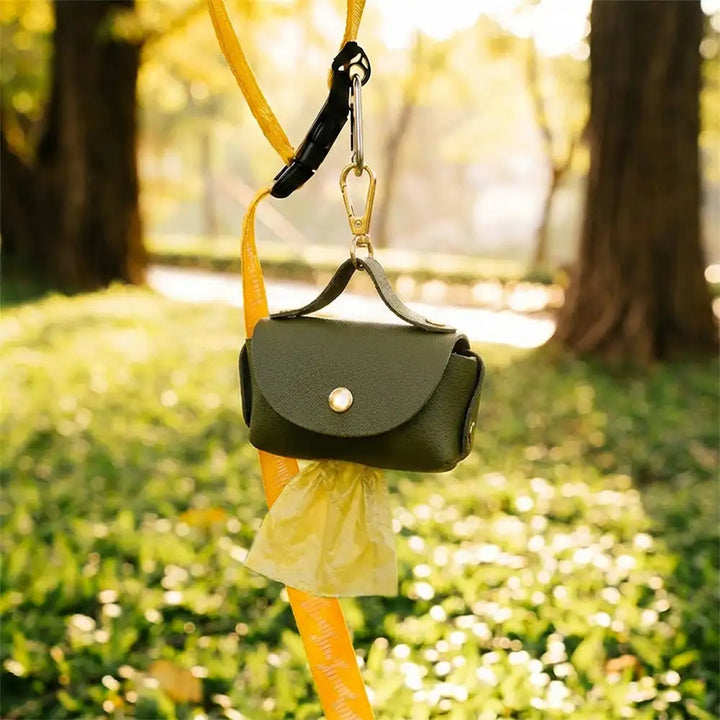 Eleganter Faux-Leder Hundekotbeutelspender im Handtaschen-Stil für Gassi gehen.