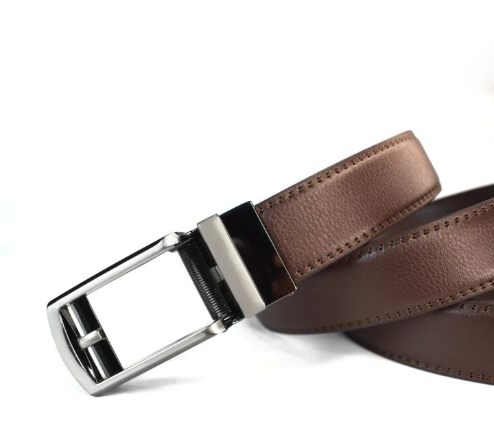 Brauner Herren-Gürtel in edler Lederoptik mit Ratschensystem für Freizeit und elegante Outfits.