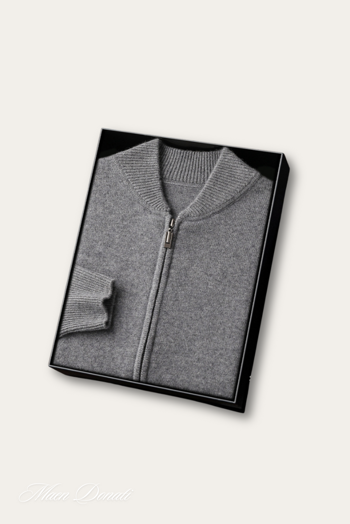 Moderner Herren Pullover mit Stehkragen. Warm & bequem, ideal für kalte Wintertage. Must-have Männermode.