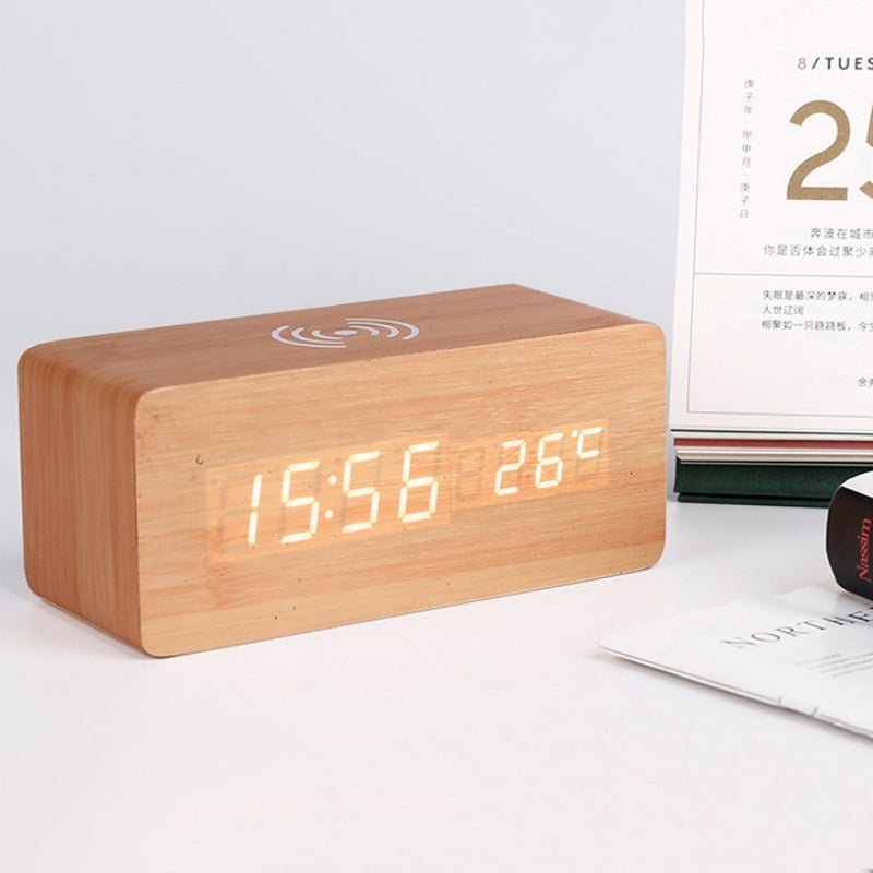 Stilvoller Holzwecker mit integriertem Qi-Ladegerät für Smartphones und klarer Digitaluhr Anzeige.
