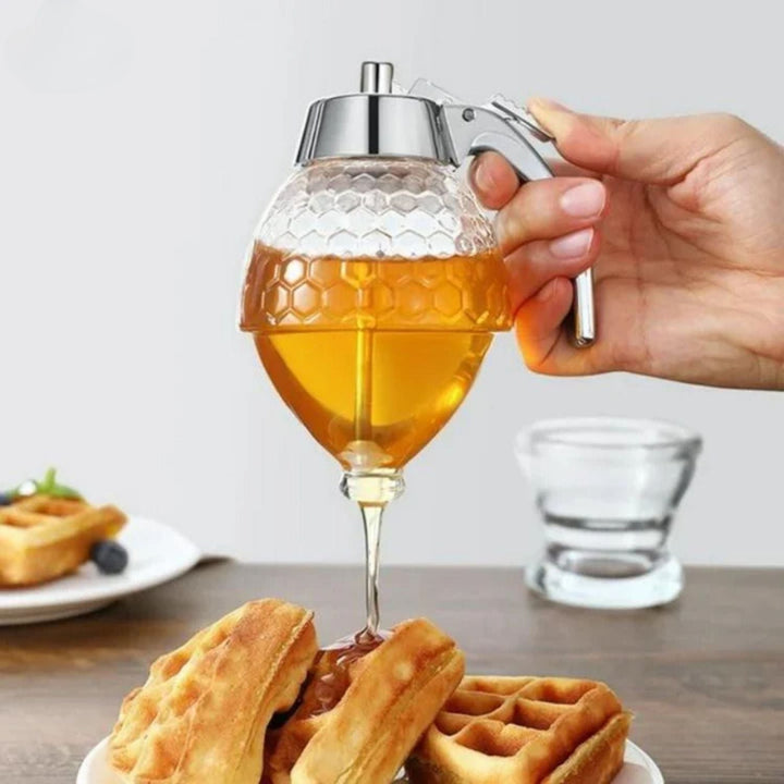 Eleganter HoneyFlow Honigspender in Wabenoptik, tropffrei für sauberes Dosieren von Honig und Sirup.