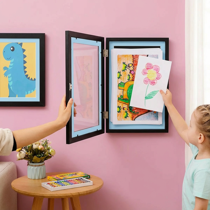 Großer Holz-Kinderbilderrahmen zur Organisation und Präsentation von bis zu 150 Kinderzeichnungen und Kunstwerken.