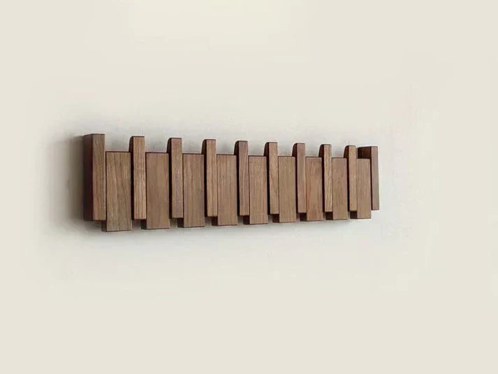 Designer Wohnaccessoire: Klavier Kleiderhaken aus Holz als stilvoller Blickfang im Eingangsbereich.