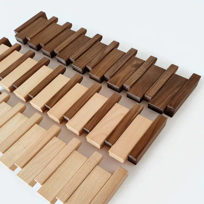 Stilvolle Klavier-Wandgarderobe mit schwarzen Hakenleiste aus Holz für ordentliche Aufbewahrung.