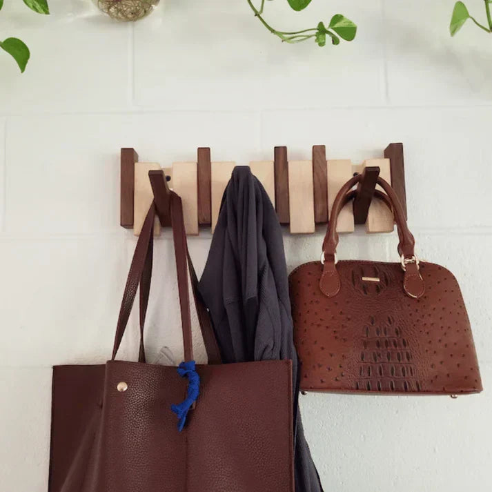 Design Klavier Kleiderständer Holz – platzsparende Wandgarderobe für den Eingangsbereich.