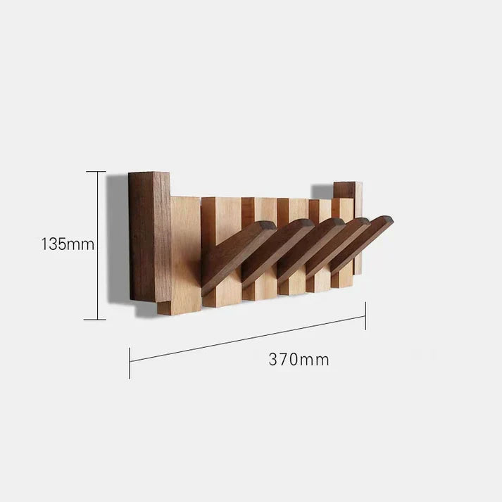 Ansicht des eleganten Klavier-Kleiderhakens aus Holz, an einer weißen Wand montiert, als Flur Garderobe.