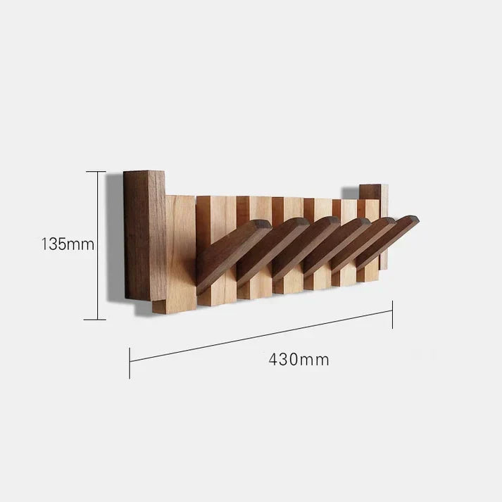 Geschlossener Klavier-Kleiderhaken als Wanddekoration aus hellem Holz, elegantes Wohnaccessoire.