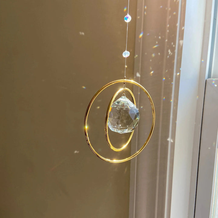 Eleganter Kristall-Sonnenfänger für Fensterdeko, erzeugt wunderschöne Regenbogen-Lichtspiele im Innenraum.