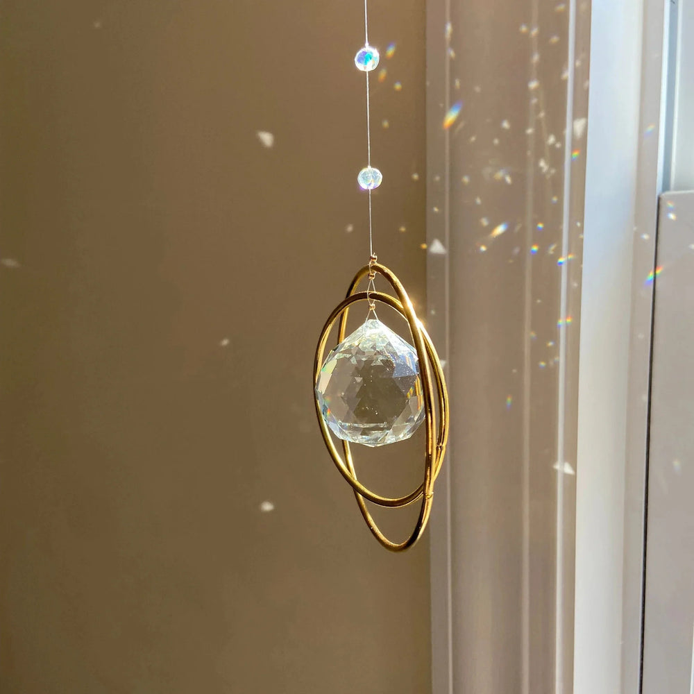 Funkelnder Glas-Kristallhänger als Heimdekoration, ideal für romantische Lichteffekte und Regenbogen am Fenster.