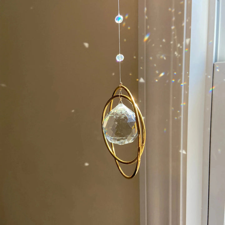 Funkelnder Glas-Kristallhänger als Heimdekoration, ideal für romantische Lichteffekte und Regenbogen am Fenster.
