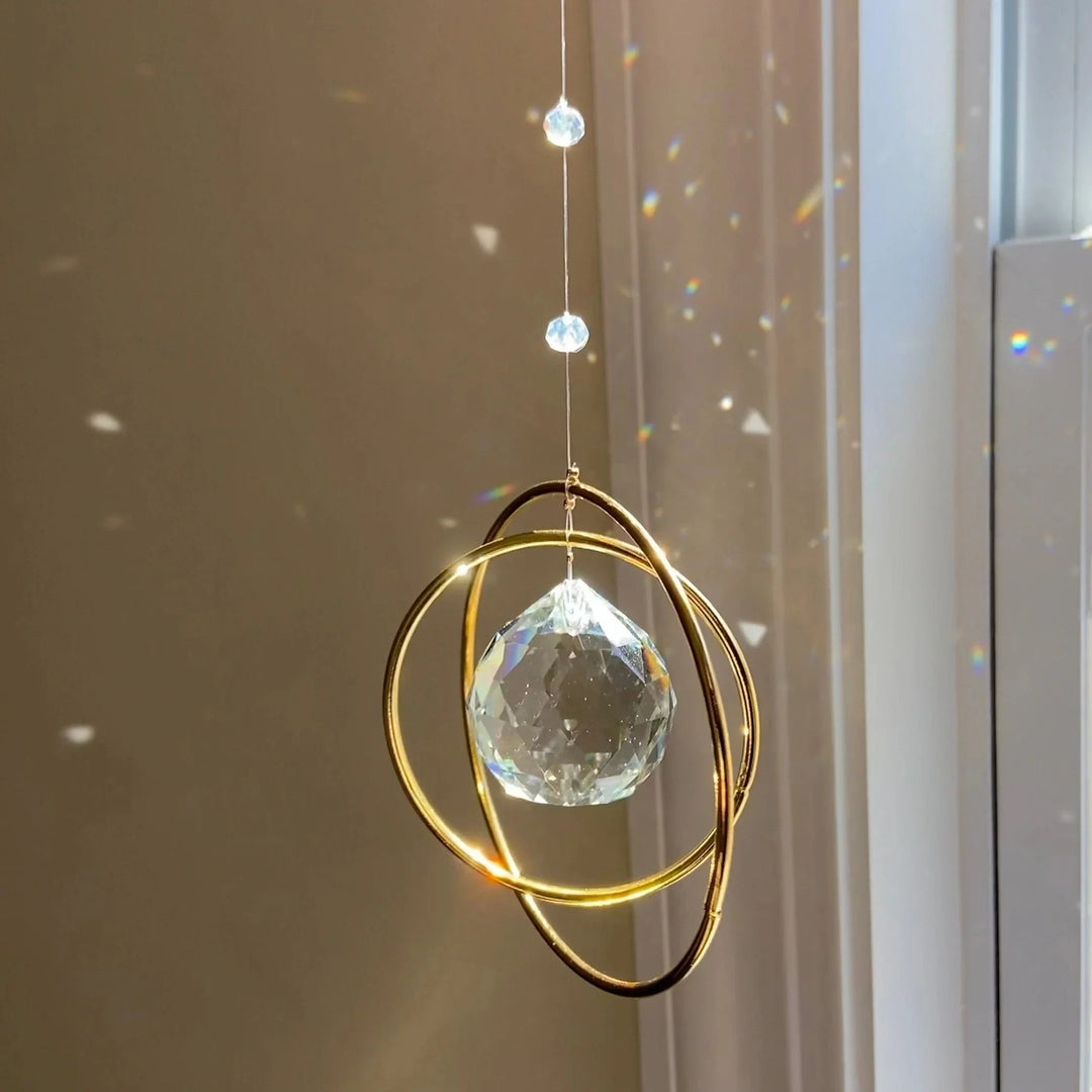 Glänzender Kristall-Sonnenfänger für das Fenster, erzeugt beeindruckende Regenbogen-Reflexionen und ein magisches Lichtspiel.