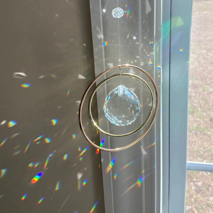 Hochwertiger Glas-Kristallhänger als Deko, schafft romantische Regenbogen-Effekte und ist ein schönes Lichtspiel für jedes Fenster.