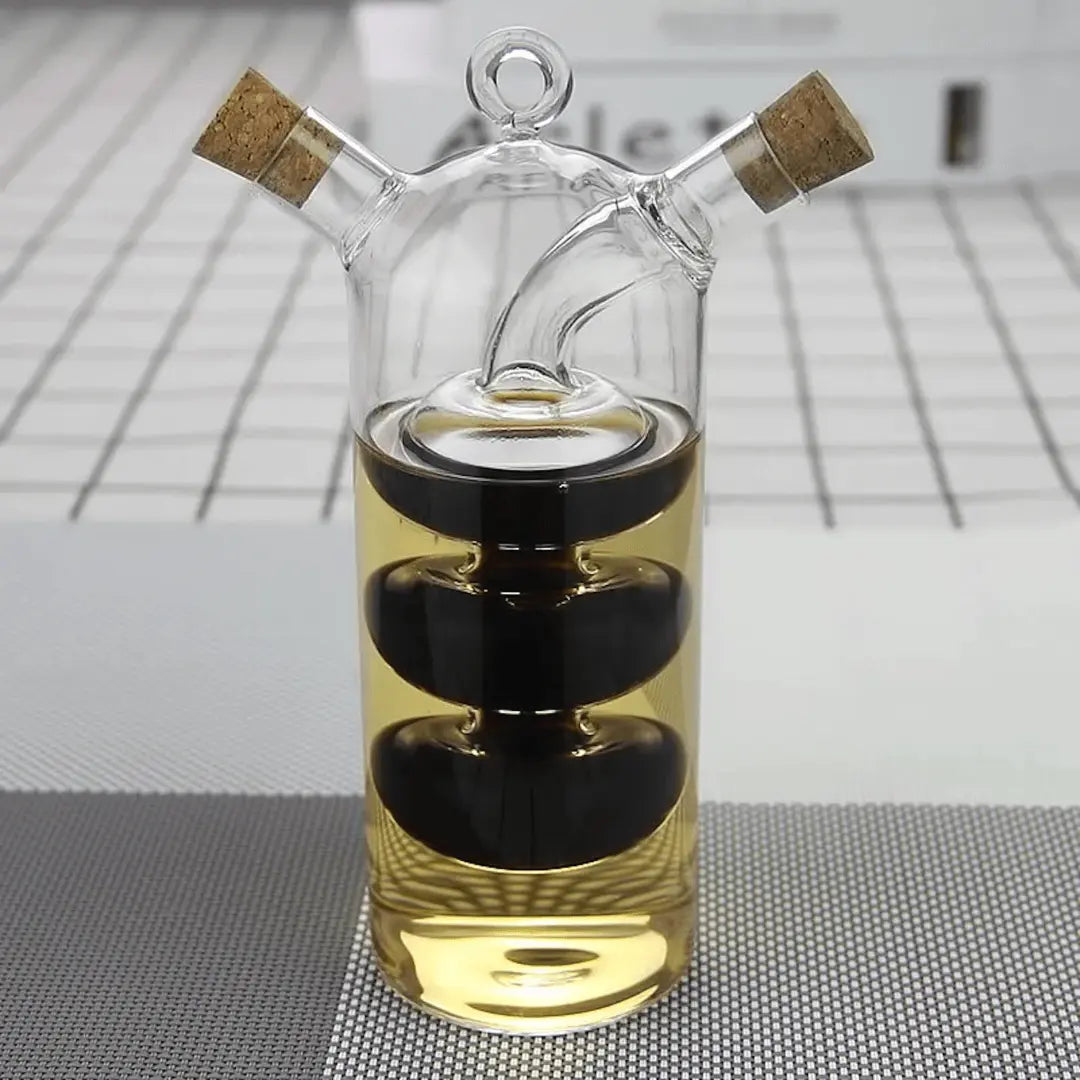 Eleganter Öl- & Essigspender aus Glas für stilvolle Küchen; moderner Doppelspender, platzsparend.