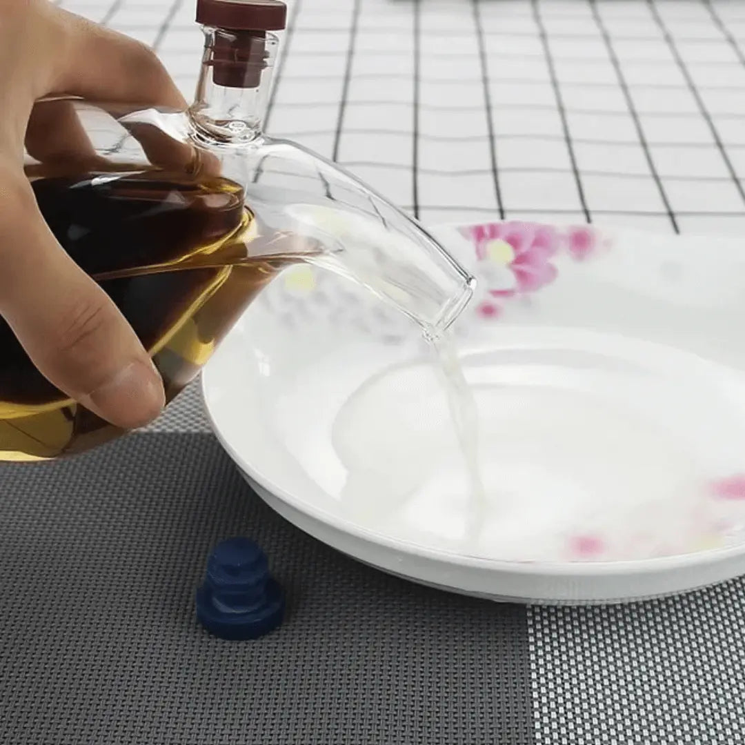 Detailaufnahme des schlanken Öl-Essig-Spenders aus Glas; präzises Ausgießen für genussvolle Speisen.