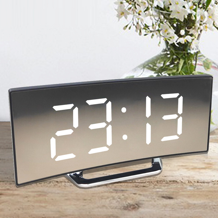 Eleganter LED Digitalwecker mit großem Display für Schlafzimmer. Moderne Tischuhr mit Tag/Nacht-Modus.