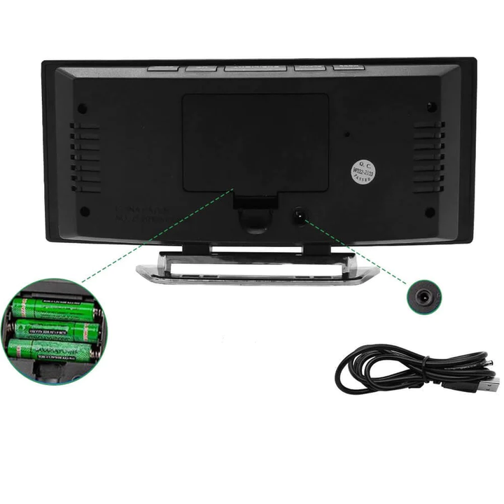 Stilvolle LED Uhr mit beleuchtetem, großem Display. Moderner Digitalwecker für Schlafzimmer mit Zeitanzeige.