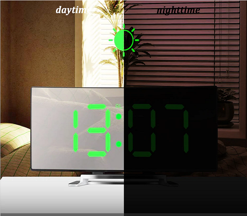 Moderner LED Digitalwecker als Tischuhr mit großem Display. Elegante Zeitanzeige im Schlafzimmer.