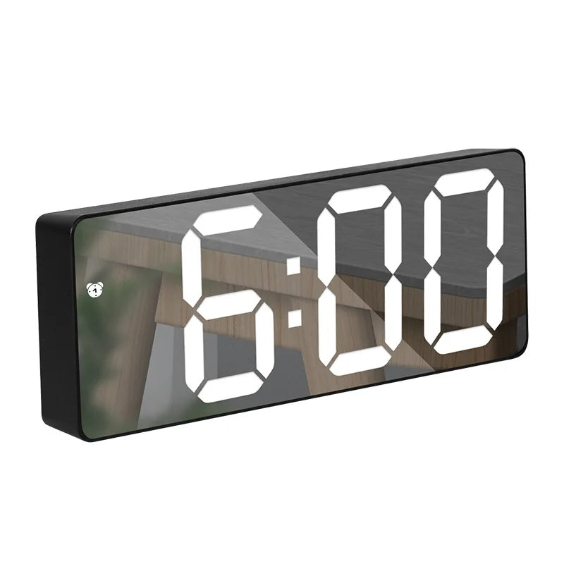 Eleganter LED-Spiegelwecker mit digitaler Zeitanzeige und Temperaturfunktion für Ihr Schlafzimmer.