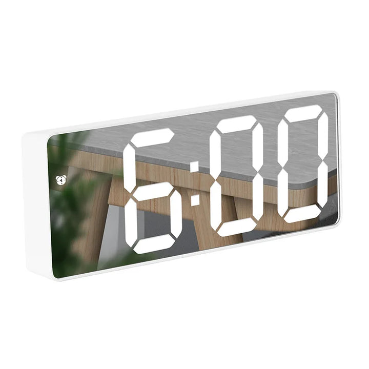 Stilvolle LED-Uhr mit Spiegeleffekt, Weckerfunktion und Raumtemperaturanzeige, ideal als Wohndekoration.