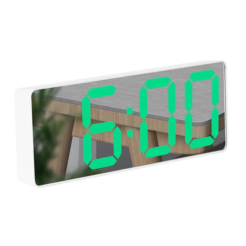 Minimalistischer Digitalwecker, LED-Anzeige, Spiegelfront, zeigt Zeit und Temperatur. Perfekt fürs moderne Heim.