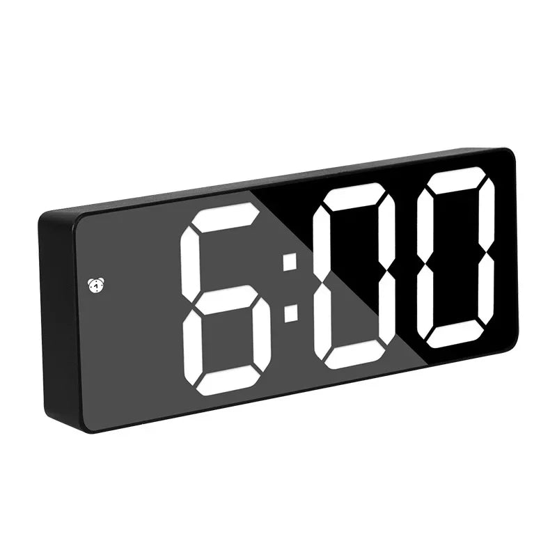 Innovativer Digitalwecker mit LED-Spiegel-Display, Zeitanzeige, Wecker und Umgebungstemperaturfunktion.