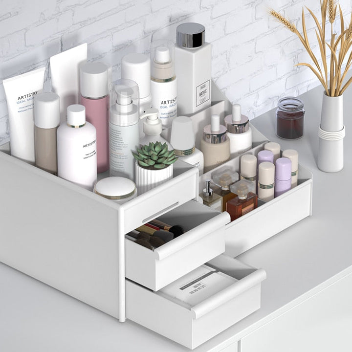 Eleganter Make-up Organisator aus Acryl mit Schubladen für Kosmetik und Zubehör auf dem Schminktisch.