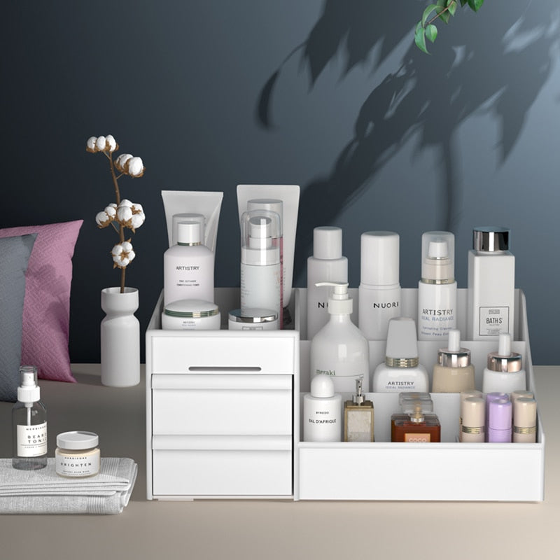 Hochwertiger Make-up Organisator für Schminktisch; hält Lippenstifte, Pinsel und Accessoires organisiert.