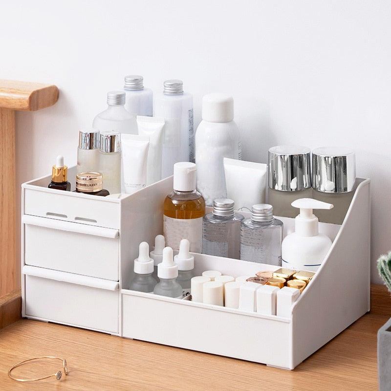 Stilvoller Acryl Make-up Organisator für Schönheitsprodukte und Kosmetik, ideal als Geschenk oder Aufbewahrung.