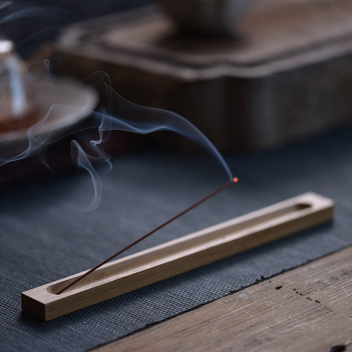 Eleganter Räucherstäbchenhalter aus Holz für entspannende Aromatherapie. Ideal für Harmonie & Meditation.