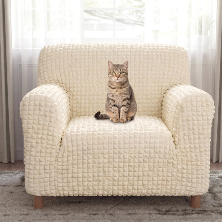 Eleganter Seersucker Couchbezug Stretch in Creme für umfassenden Schutz im Wohnzimmer.